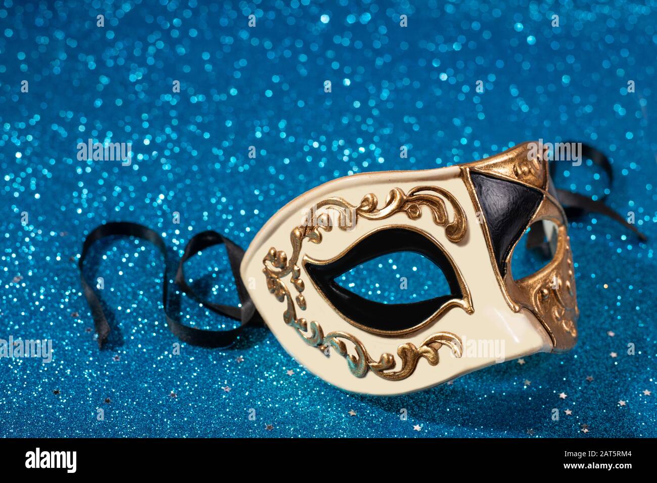 Maschera veneta carnevale con sfondo blu glitter Foto Stock