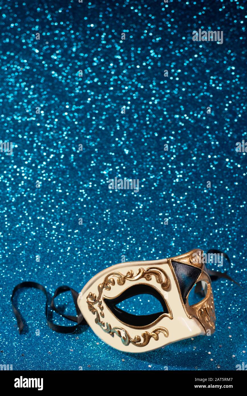 Maschera veneta carnevale con sfondo blu glitter poster formato Foto Stock