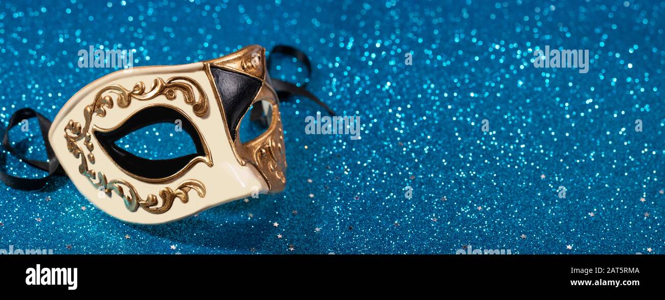 Maschera veneta carnevale con sfondo blu glitter formato banner Foto Stock