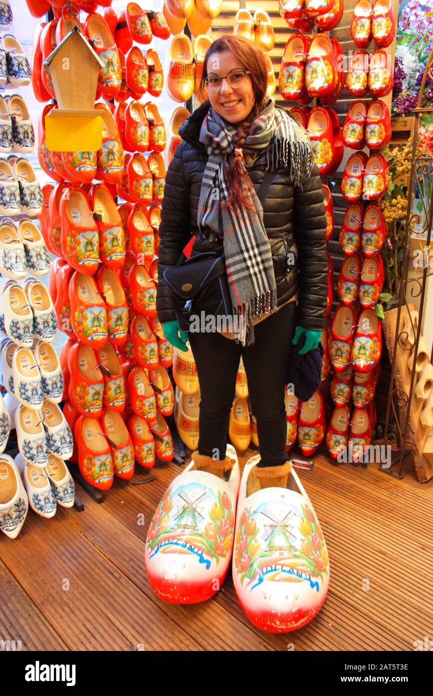 Le famose scarpe o zoccoli olandesi da indossare che sono diventati un  simbolo di Amsterdam in olanda Foto stock - Alamy