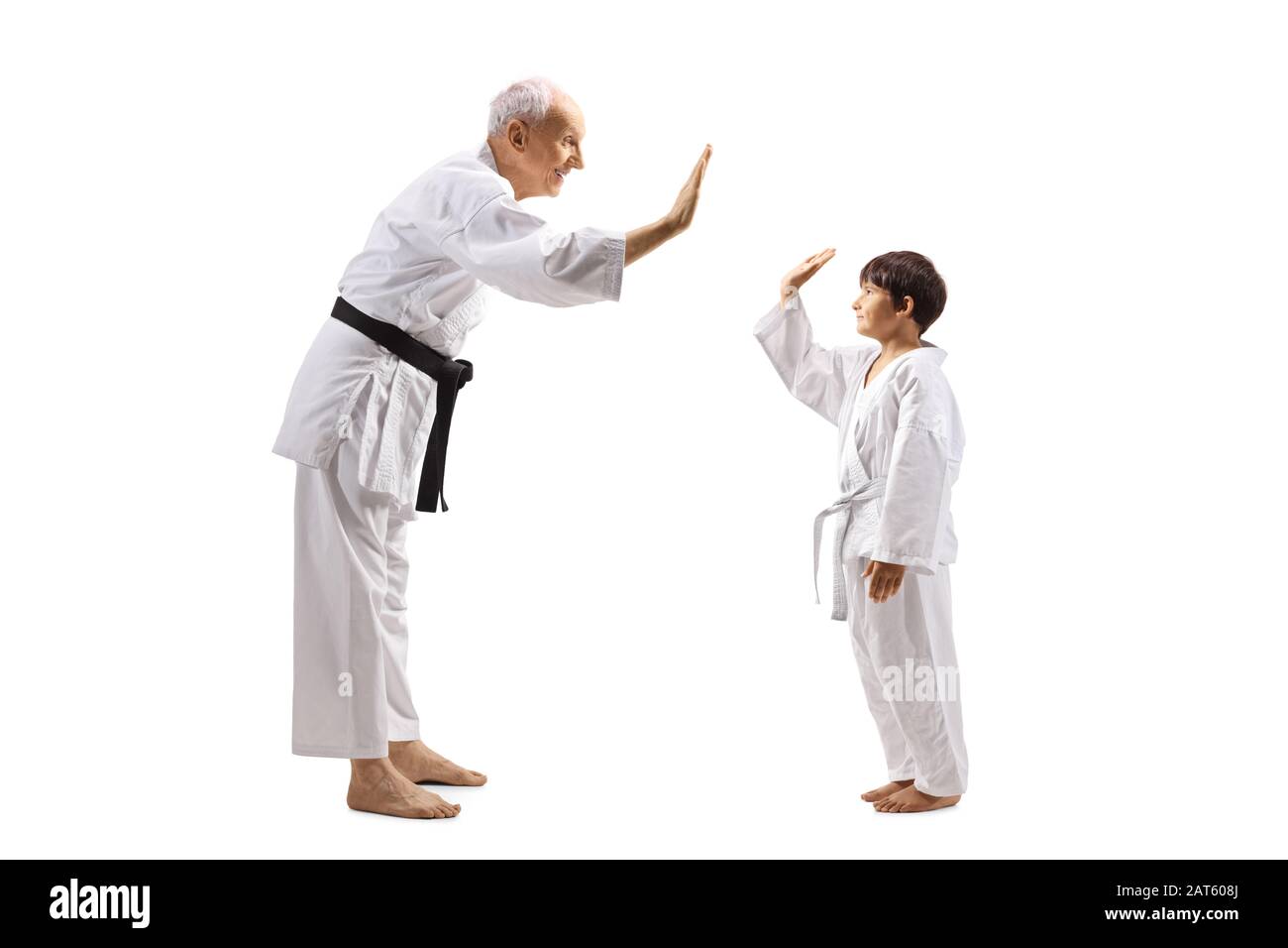 Profilo a tutta lunghezza di un ragazzo karate e di un anziano che gesticola cinque alti isolati su sfondo bianco Foto Stock