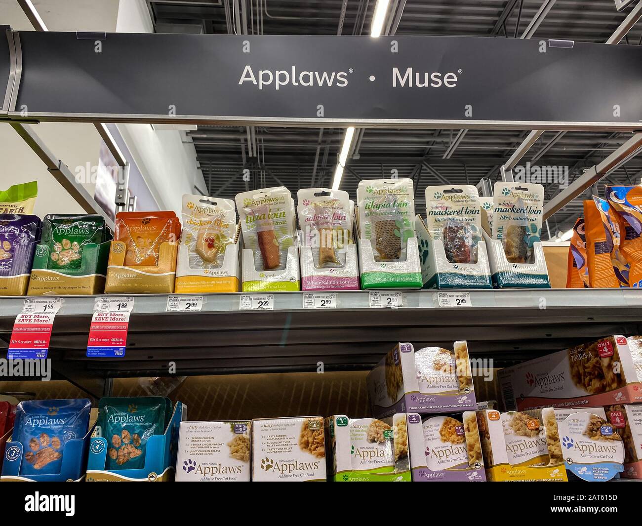 Orlando, FL/USA-1/29/20: Una mostra di Applaws Muse Natural Additive Free Cat Food in un Petsmart Superstore pronto per l'acquisto da parte dei proprietari di animali domestici Foto Stock
