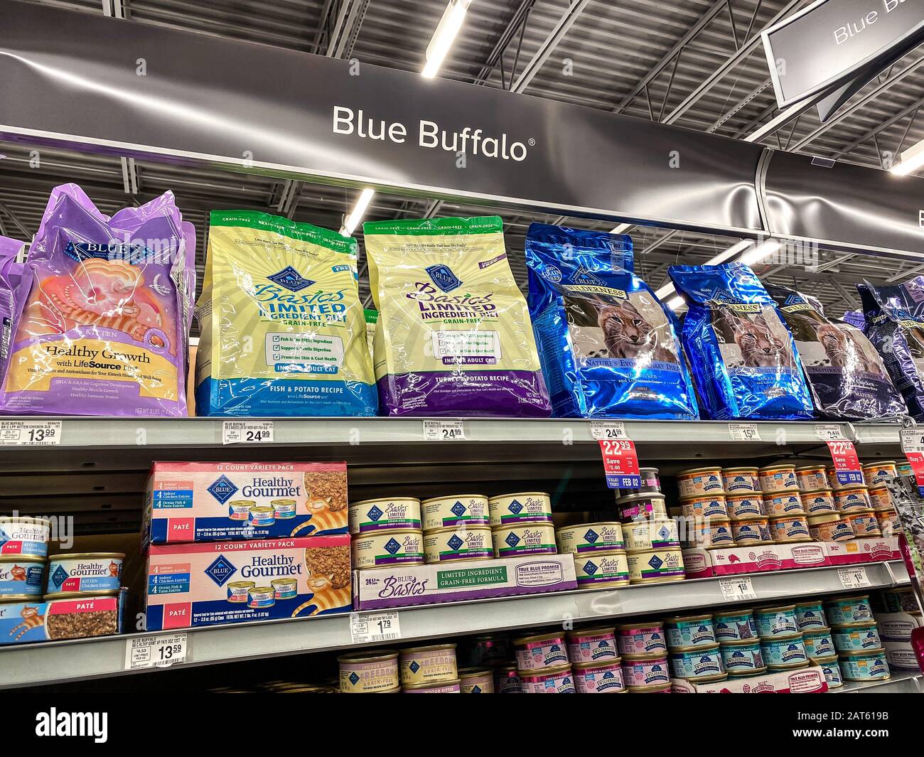 Orlando, FL/USA-1/29/20: Una mostra di Blue Wilderness Buffalo Cat Food in un supermercato Petsmart pronto per l'acquisto da parte dei proprietari di animali domestici. Foto Stock Orlando, FL/USA-1/29/20: Una mostra di Blue Wilderness Buffalo Cat Food in un supermercato Petsmart pronto per l'acquisto da parte dei proprietari di animali domestici. Foto Stock