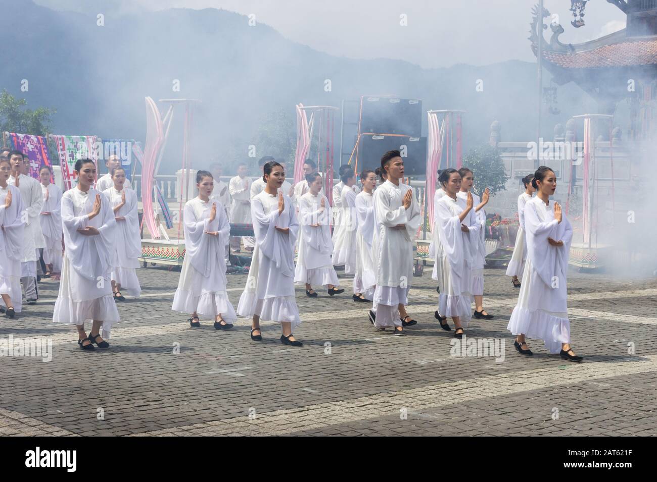 Sapa, Vietnam, 10 ottobre 2019 spettacolo di danza al North West Food and Cultural Festival 2019. Al Sun World Fansipan Legend Resort Foto Stock