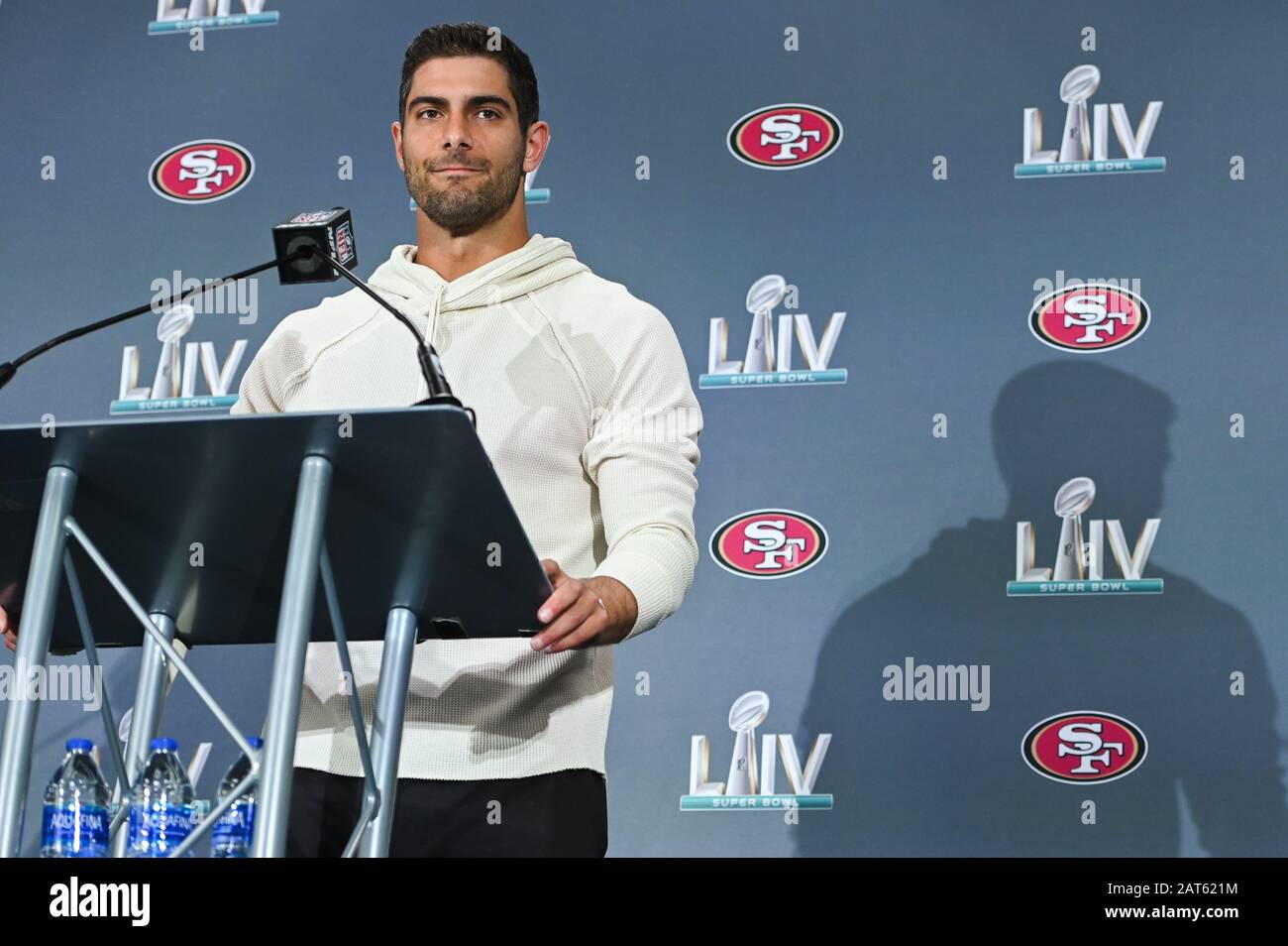 Il quarterback di San Francisco 49ers Jimmy Garoppolo parla ai media durante il Super Bowl LIV San Francisco 49ers media disponibilità tenuto presso l'Hyatt Regency di Miami, Florida il 30 gennaio 2020. (Foto di Anthony Behar/Sipa USA) Foto Stock