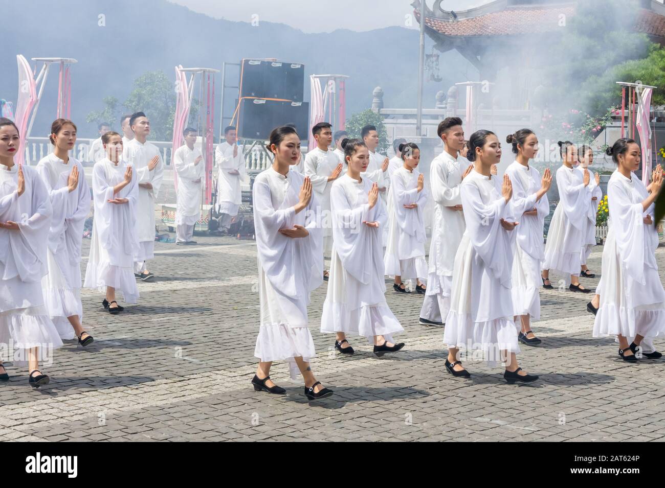 Sapa, Vietnam, 10 ottobre 2019 spettacolo di danza al North West Food and Cultural Festival 2019. Al Sun World Fansipan Legend Resort Foto Stock
