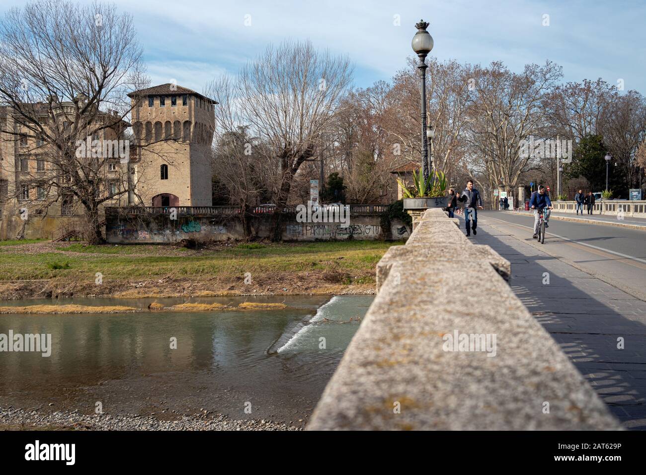 Parma, Italia - Gennaio 30th 2020: Veduta di Ponte Giuseppe Verdi con persone che camminano e ruscello d'acqua Foto Stock