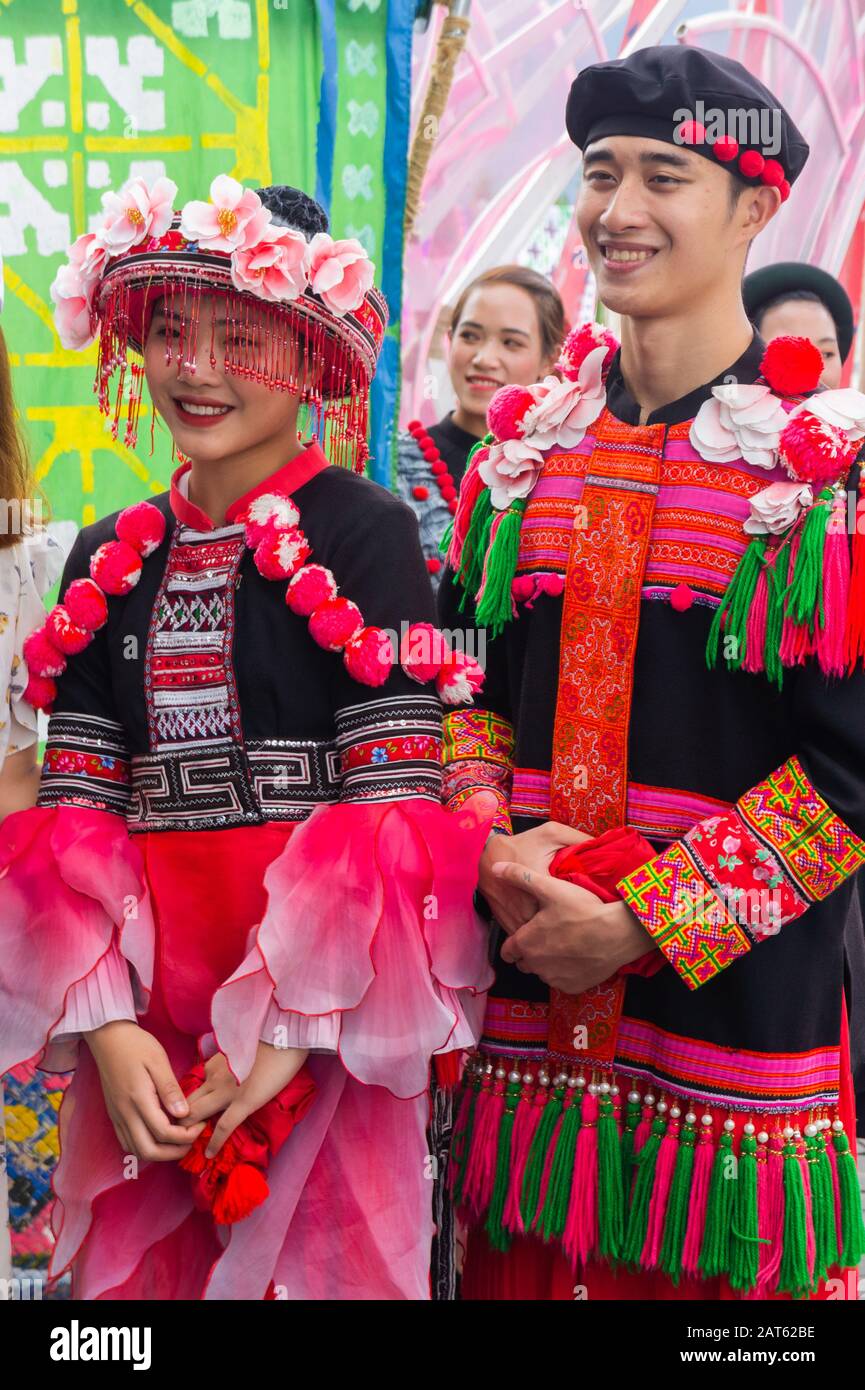 Sapa, Vietnam, 10 ottobre 2019 Artisti in costumi nazionali al North West Food and Cultural Festival 2019. Sun World Fansipan Legend Resort Foto Stock