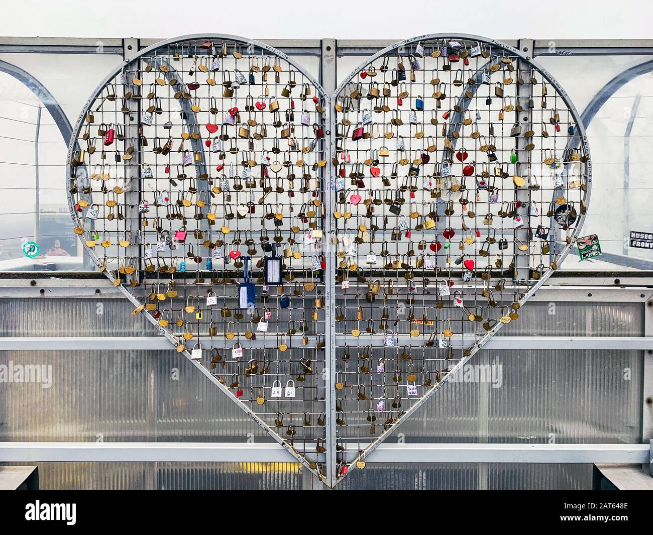 Le amor lock si aggrappano a una griglia a forma di cuore sul Ponte della Nazione Slovacca Uprising comunemente indicato come il Ponte UFO a Bratislava, Slovacchia Foto Stock