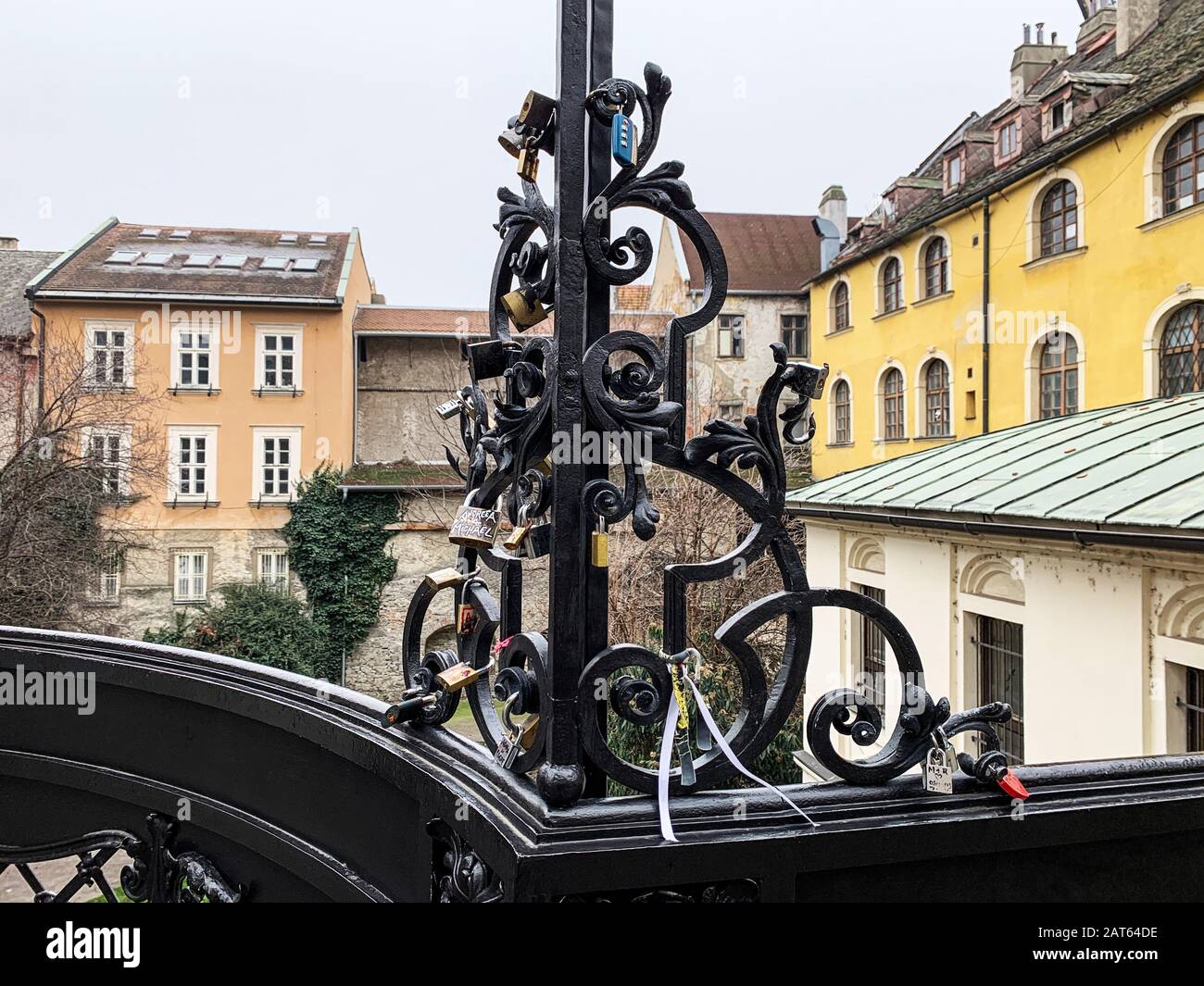 Amor locks situato alla base della scultura Jan Nepomucky vicino al cancello di Michael a Bratislava, in Slovacchia. Foto Stock