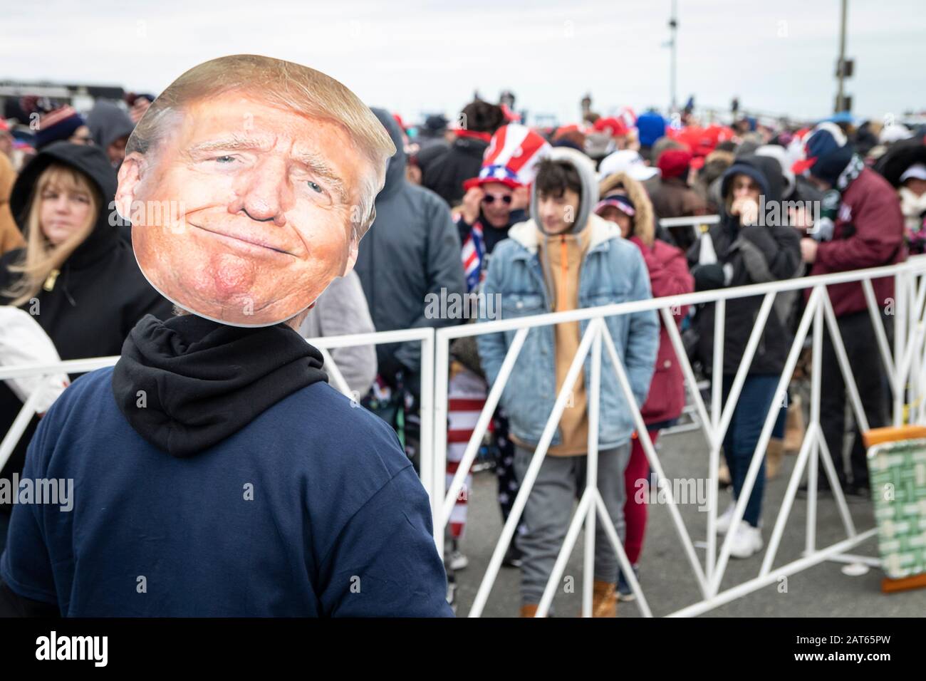 Un gran numero di persone aspettano fuori vicino alla passerella del New Jersey - per entrare nel rally 'Keep America Great' al Wildwoods Convention Center Foto Stock