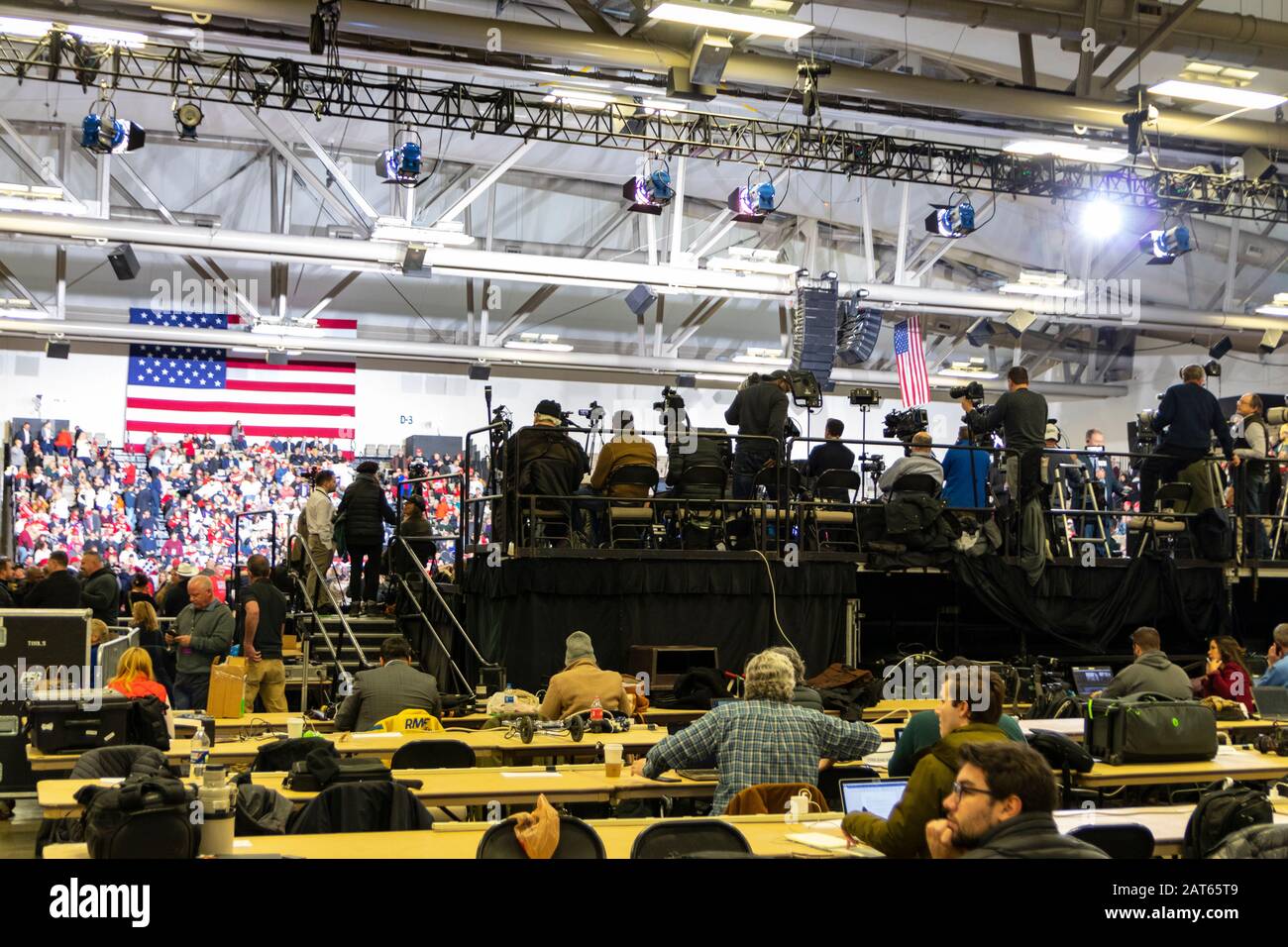 Vista da dietro l'area dei media e della piscina riccentialed presso il rally "Keep America Great" tenutosi al Wildwoods Convention Center. Foto Stock