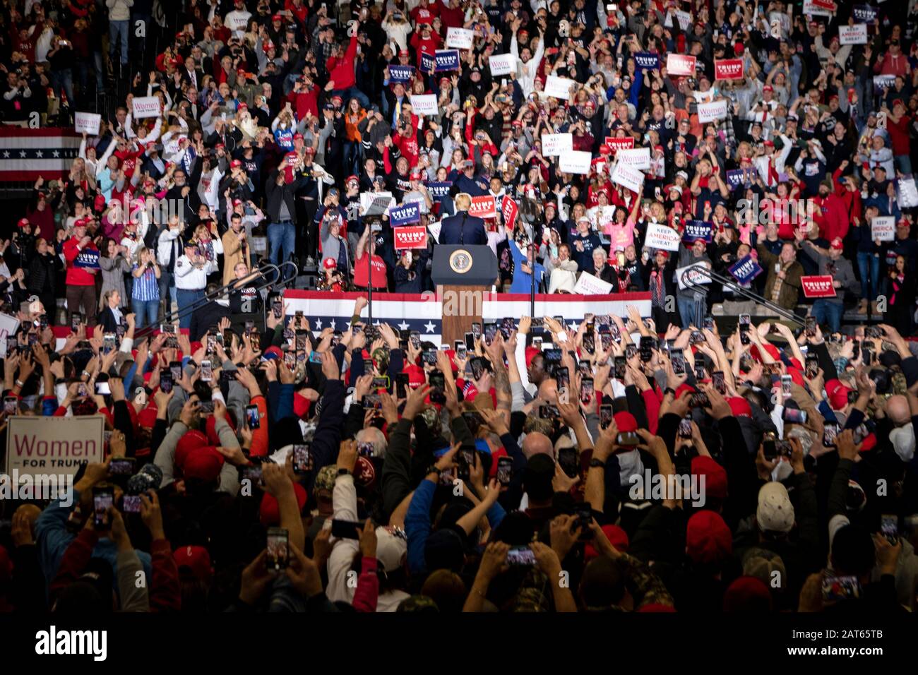 Ampio panorama di grandi spettatori che rallegrano il presidente Trump durante il rally "Keep America Great" tenutosi al Wildwoods Convention Center. Foto Stock