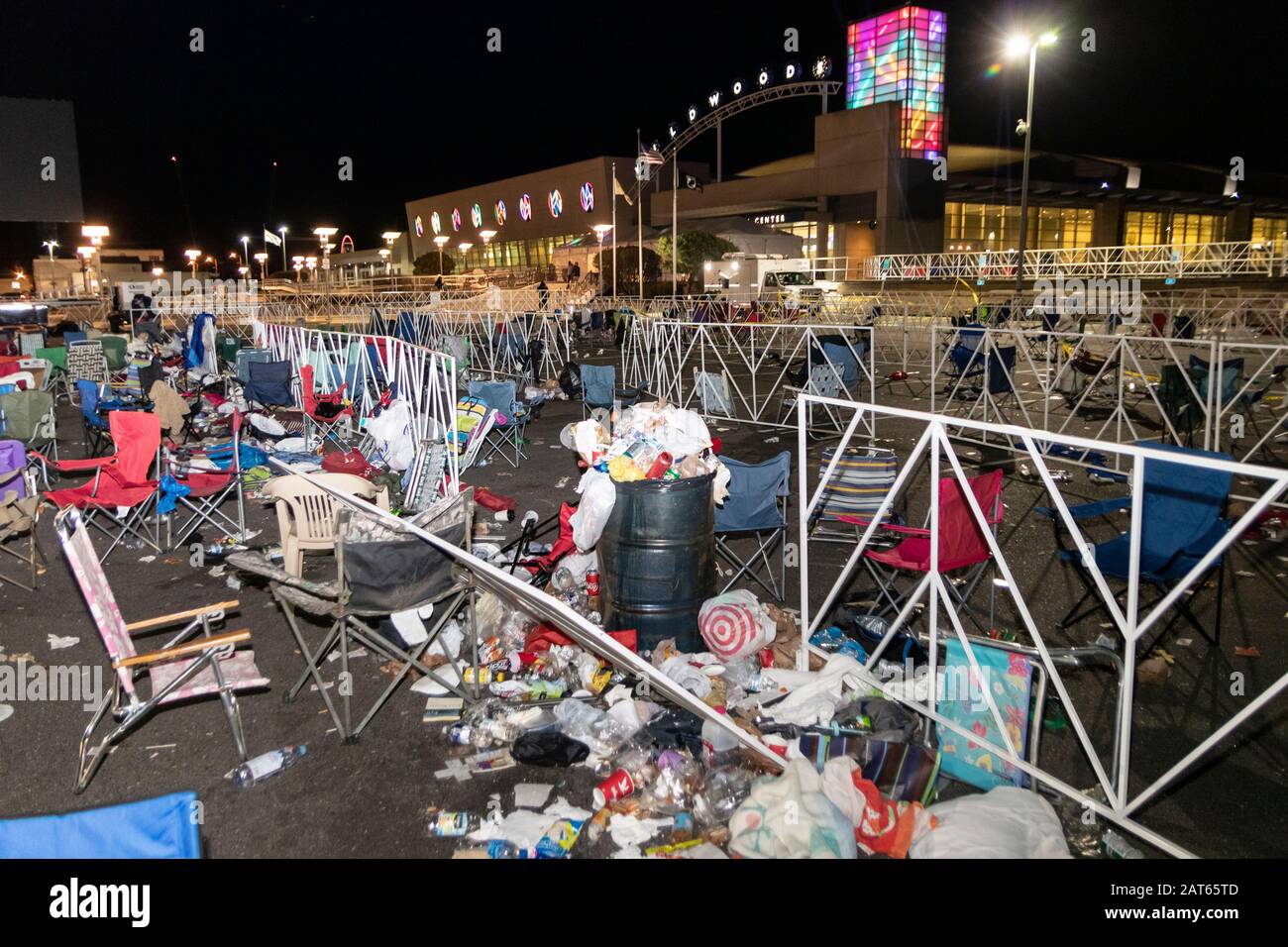 Sedie, coperte e spazzatura lasciati indietro nella zona di attesa e di trabocco del rally 'Keep America Great', come si vede dopo il completamento dell'evento. Foto Stock
