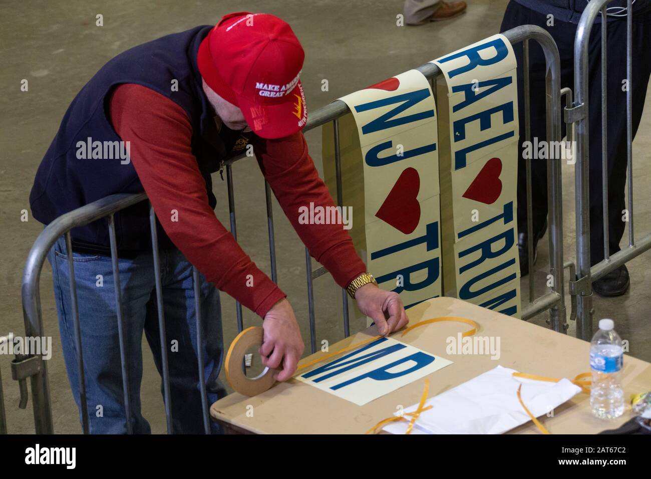 L'uomo prepara striscione/cartello fatto a mano al rally "Keep America Great" tenutosi al Wildwoods Convention Center. Foto Stock