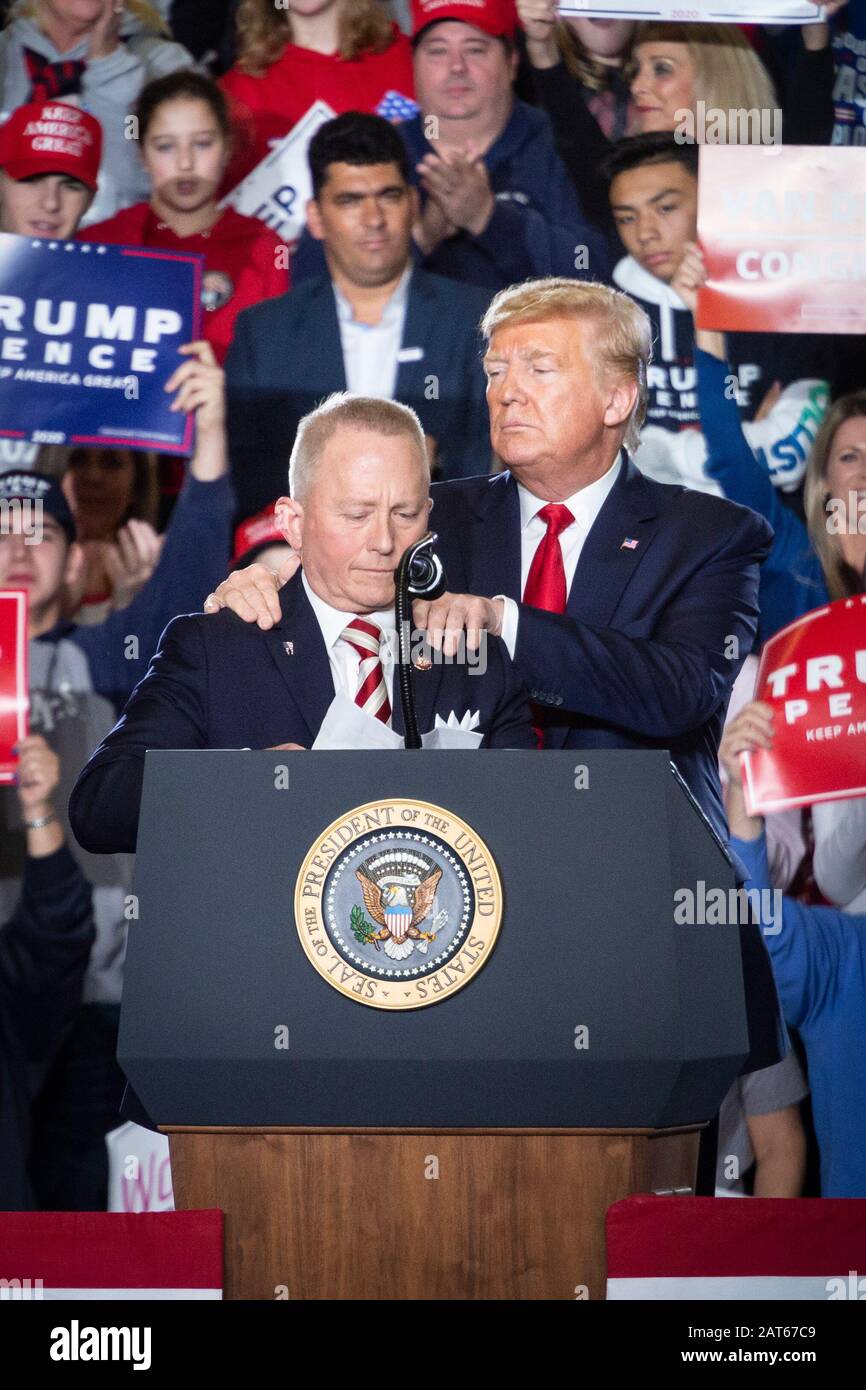 Il membro del Congresso Jeff Van Drew e il presidente Donald J. Trump parlano con una grande folla al raduno "Keep America Great" tenutosi al Wildwoods Convention Cent Foto Stock