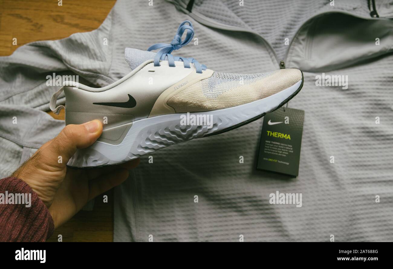 Parigi, Francia - 23 settembre 2019: Presa manuale POV MAN su sfondo verde  scarpa da running professionale prodotta da Nike modello Zoom Rival Fly per  donna - parte posteriore della scarpa Foto stock - Alamy