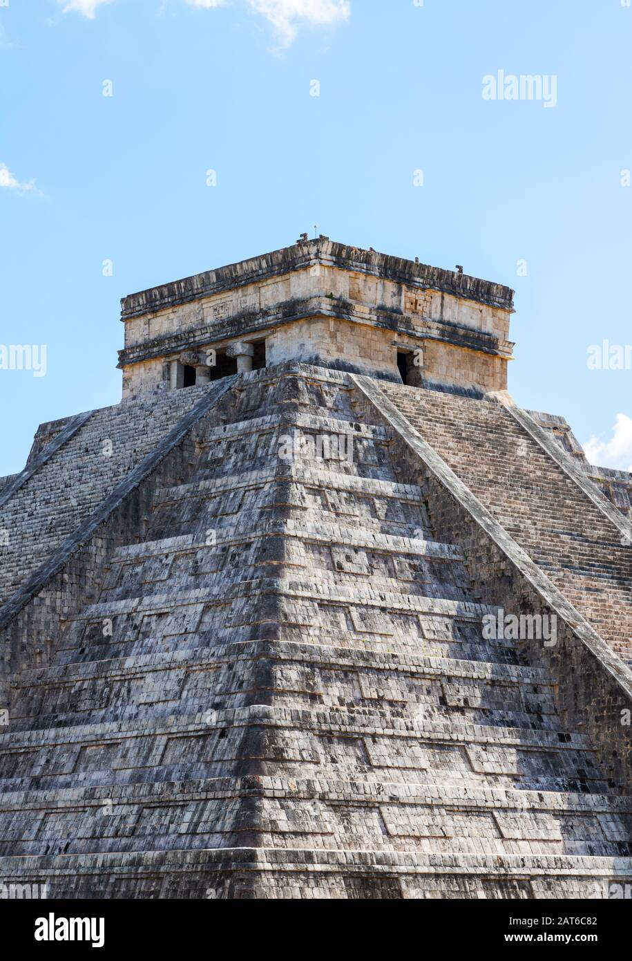 Famosa Piramide di Kukulcan a Chichen Itza, la più grande città archeologica del pre-colombiana civiltà Maya nella penisola dello Yucatan di Mexic Foto Stock