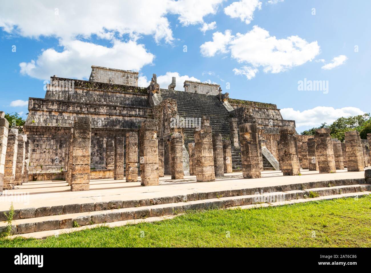 Antiche rovine del Tempio dei Guerrieri presso il sito archeologico maya di Chichen Itza, Yucatan, Messico. Il suo nome deriva dalle colonne del pilastro con re Foto Stock