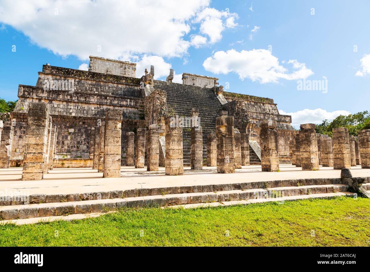 Antiche rovine del Tempio dei Guerrieri presso il sito archeologico maya di Chichen Itza, Yucatan, Messico. Il suo nome deriva dalle colonne colonna wit Foto Stock