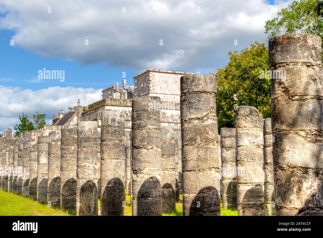 Antiche rovine del Tempio dei Guerrieri presso il sito archeologico maya di Chichen Itza, Yucatan, Messico. Il suo nome deriva dalle colonne colonna wit Foto Stock