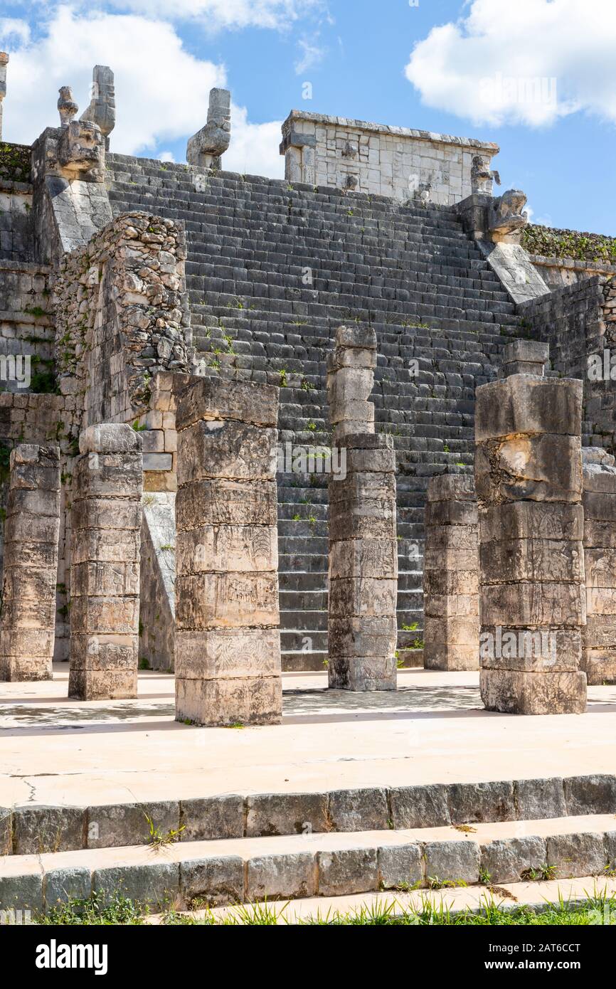 Antiche rovine del Tempio dei Guerrieri presso il sito archeologico maya di Chichen Itza, Yucatan, Messico. Il suo nome deriva dalle colonne colonna wit Foto Stock
