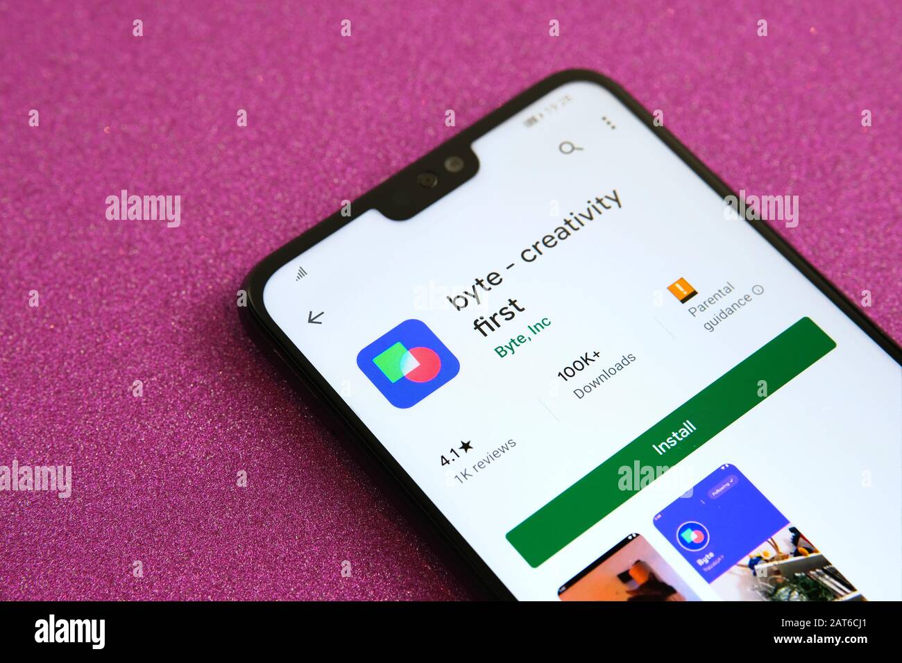Byte app in Play Market sullo schermo di uno smartphone. Byte nuova piattaforma video breve, concorrente di TikTok. Foto Stock