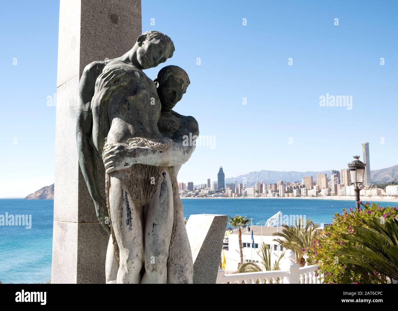 Tributo ai morti in mare figura umana scultura con Playa de Poniente spiaggia sul retro (Benidorm, Marina Baixa, Costa Blanca, Alicante, Spagna) Foto Stock