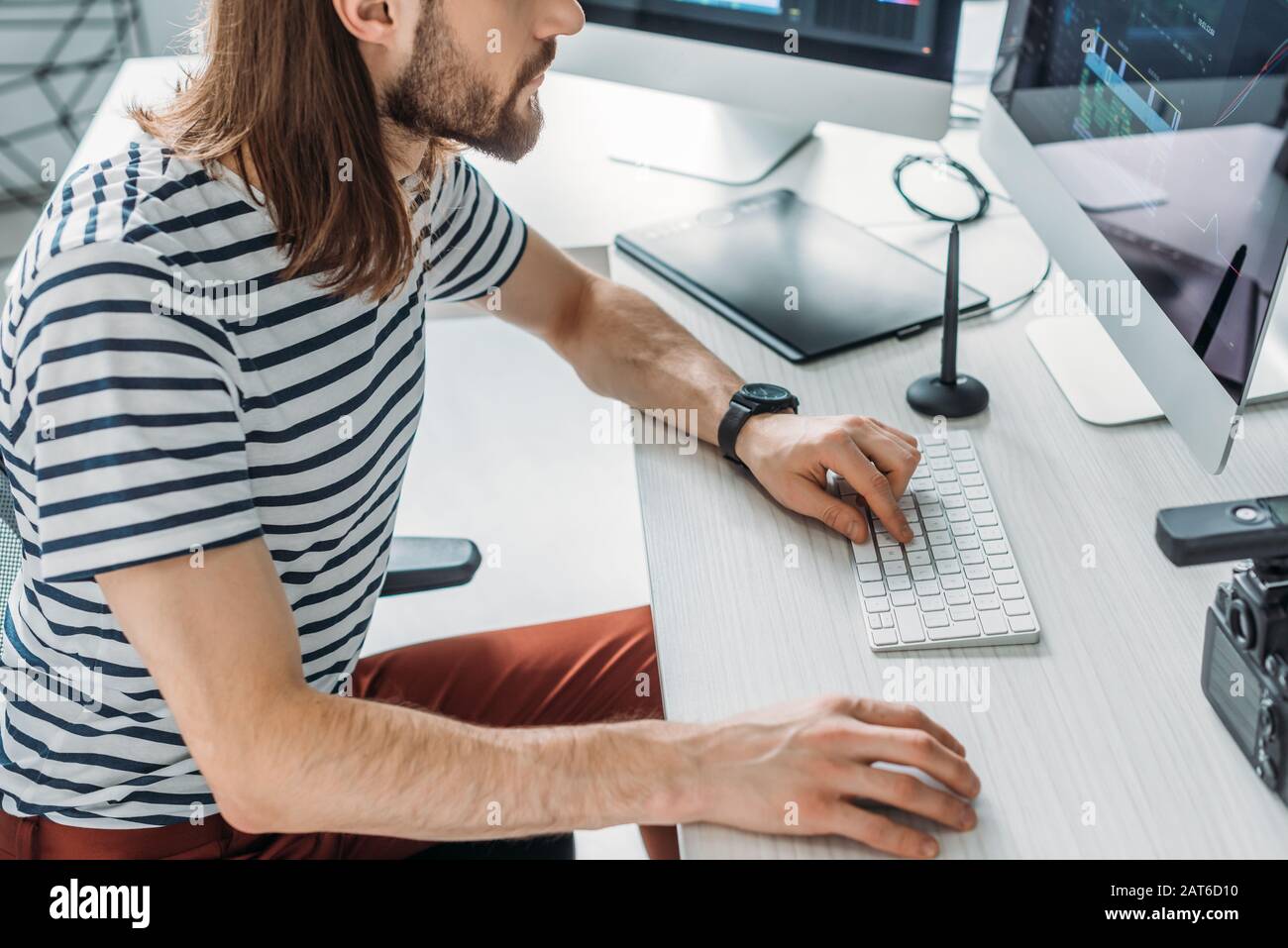 vista ritagliata dell'editor art utilizzando la tastiera del computer Foto Stock