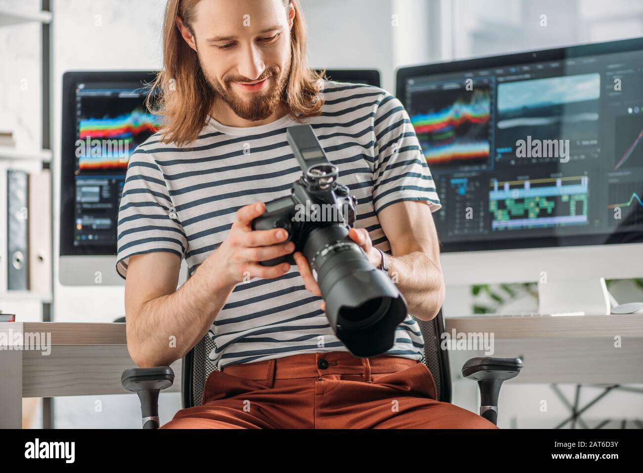 allegra e bearded art editor con fotocamera digitale Foto Stock