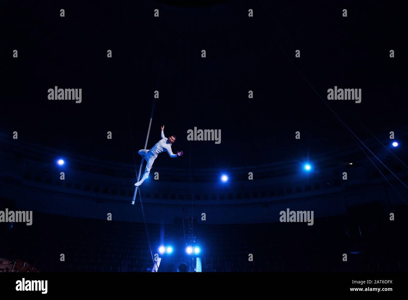 bell'acrobata che si esibisce in un'arena di circo Foto Stock