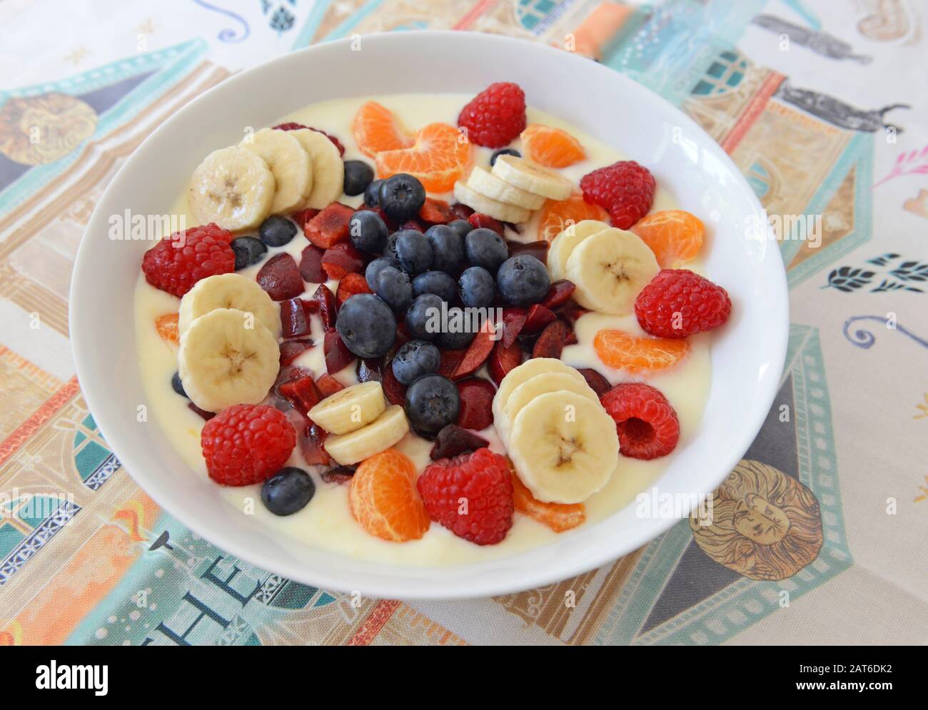 Una bella ciotola di frutta fresca mista e yogurt sul tavolo da pranzo in  una casa in Sussex Foto stock - Alamy