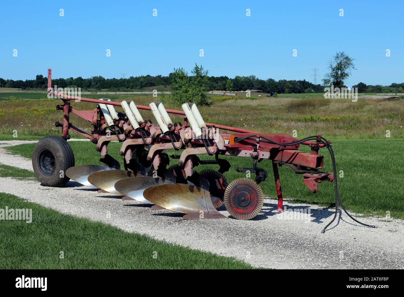 Un trattore in un'azienda agricola durante il giorno Foto Stock