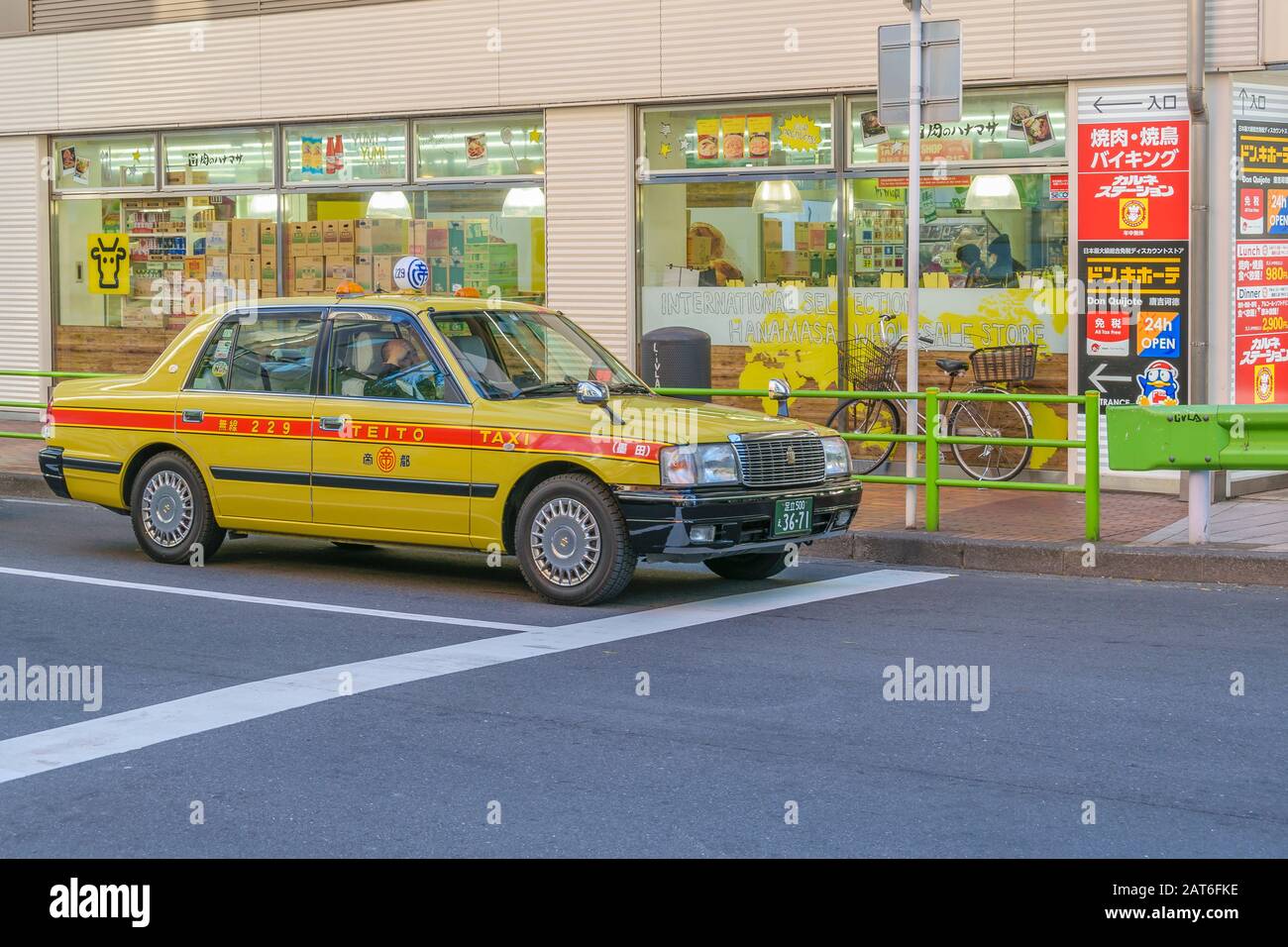 Tokyo, GIAPPONE, GENNAIO - 2019 - taxi giallo sulla strada nel famoso quartiere di ginza nella città di tokyo, giappone Foto Stock