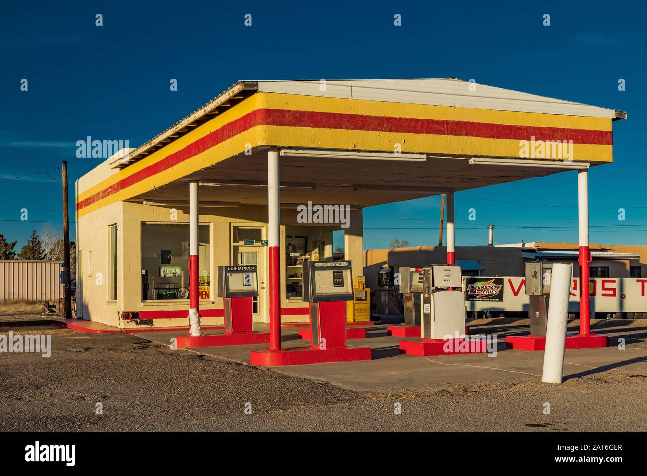 Vecchio, ma ancora aperto, stazione di benzina vicino Albuquerque lungo la storica Route 66 vicino Albuquerque, New Mexico, USA [nessun rilascio di proprietà] Foto Stock