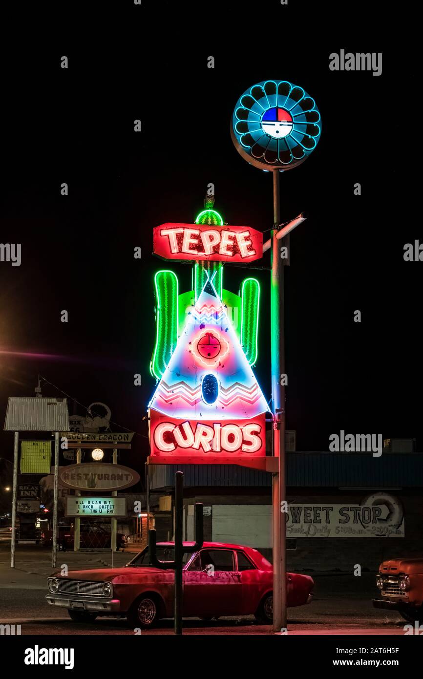 Tepee Curios di notte lungo la storica Route 66 a Tucumcari, New Mexico, USA [Nessun rilascio di proprietà; disponibile solo per le licenze editoriali] Foto Stock