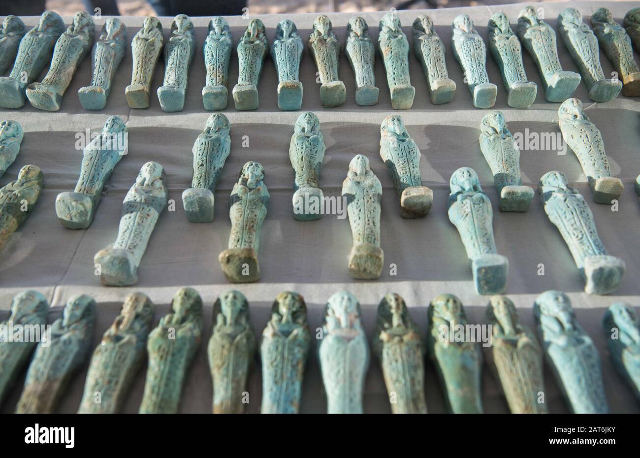 Minya, Egitto. 30th Gen 2020. Le statuette di ushabti appena scoperte sono visibili in provincia di Minya, Egitto, il 30 gennaio 2020. Il Ministero del Turismo e delle Antichità Egiziano ha annunciato giovedì la scoperta di 16 antiche tombe con circa 20 sarcofagi e migliaia di oggetti funerari in una necropoli nella provincia di Minya dell'Alto Egitto. Credito: Wu Huiwo/Xinhua/Alamy Live News Foto Stock