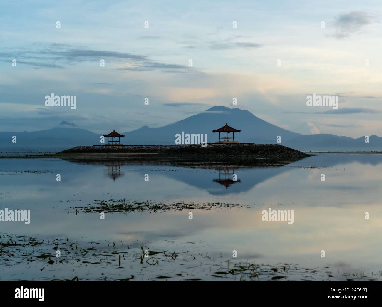 Vista dell'alba sul monte Agung come si vede da Sanur , Karan Beach , Bali , Indonesia Foto Stock