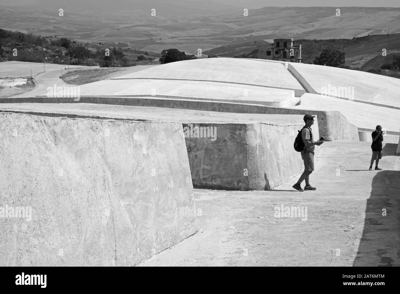Nuova/Nuova Gibellina, "Teatro" Del Designer Pietro Consagra. La costruzione di questo progetto teatrale iniziò negli anni '80 e non fu mai terminata. Sicilia. Foto Stock
