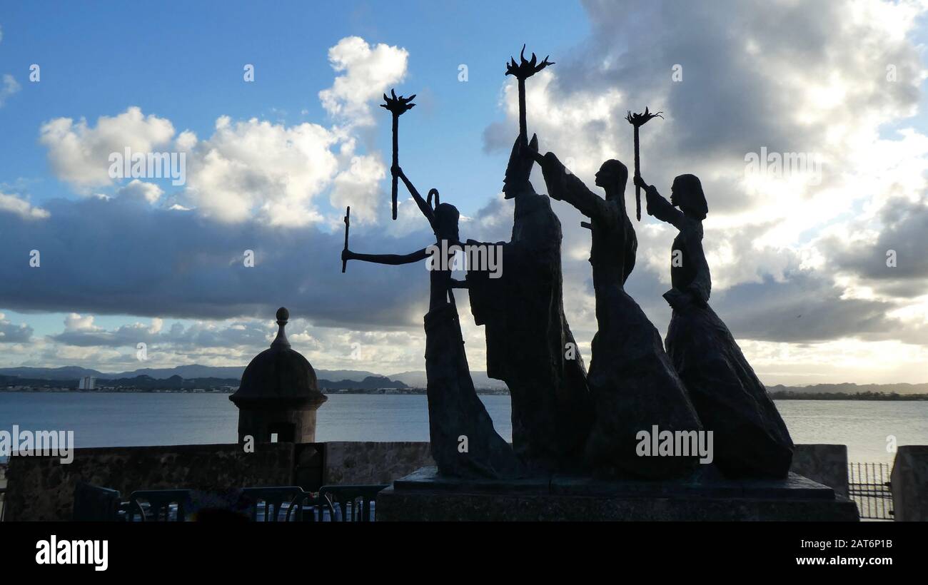 Silhouette della statua bonze in Plaza de la Rogativa San Juan Puerto Rico Foto Stock