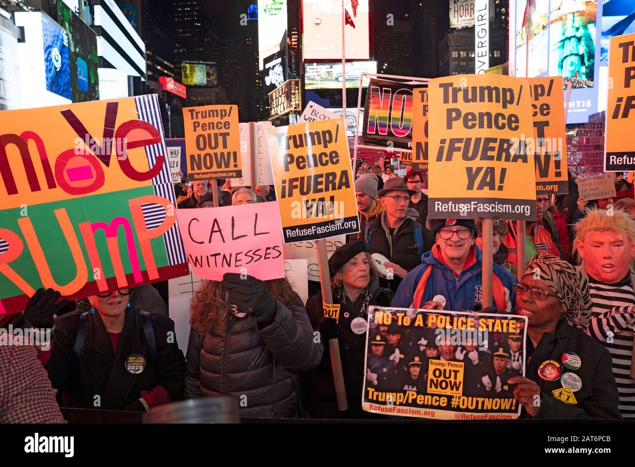 New York, Stati Uniti. 30th Gen 2020. I dimostranti detengono cartelli anti-Trump durante la protesta contro il presidente Donald J. Trump, chiedendo di chiamare i testimoni al processo di impeachment a New York City. Credit: Sopa Images Limited/Alamy Live News Foto Stock