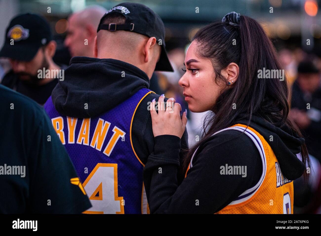 Los Angeles, Stati Uniti. 29th Gen 2020. I fan si riuniscono per piangere la morte della stella NBA Kobe Bryant fuori Staples Center a Los Angeles.Kobe e sua figlia Gianna erano tra le nove persone che sono morte in un incidente in elicottero. Credit: Sopa Images Limited/Alamy Live News Foto Stock