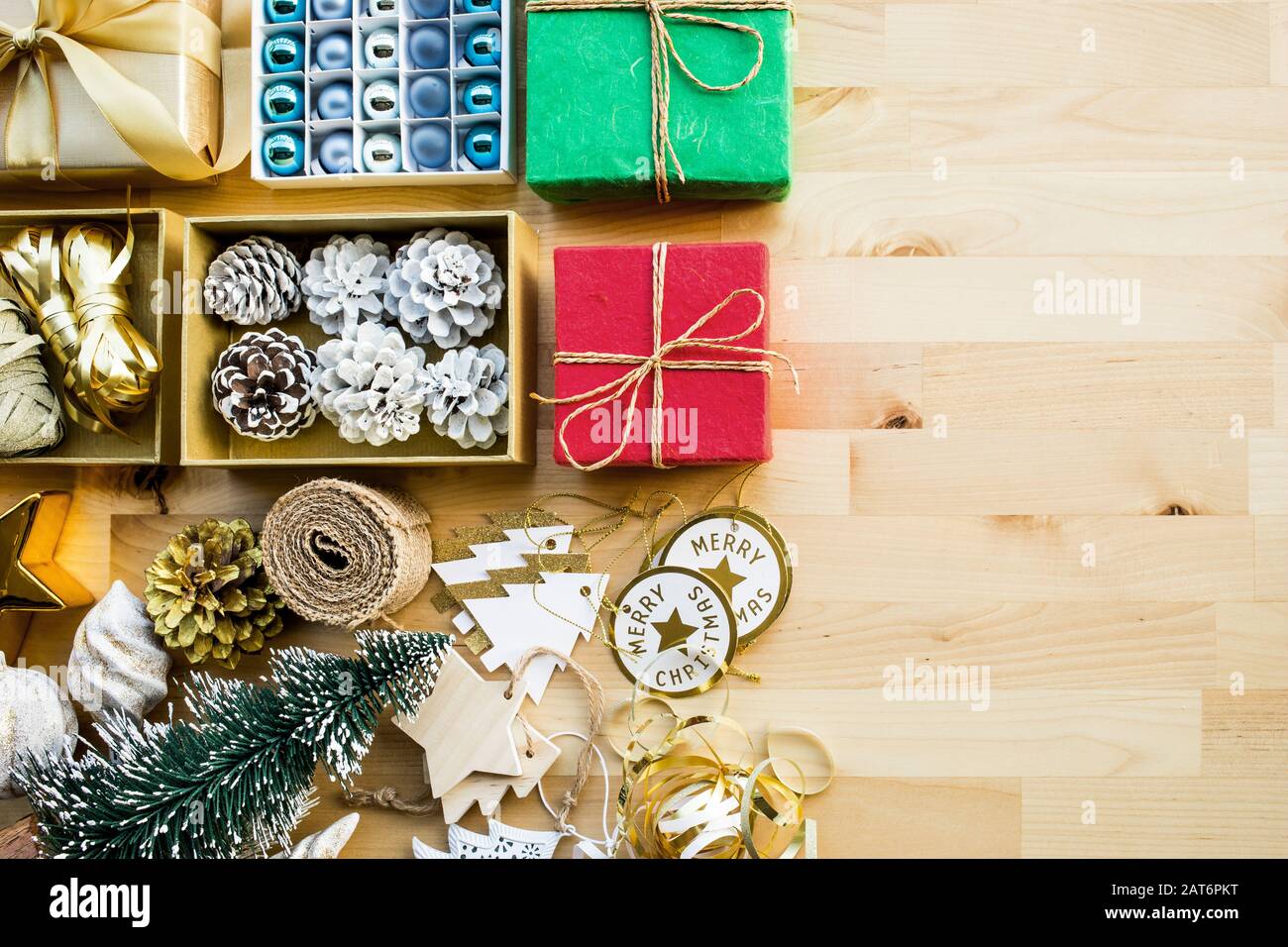 Allegri concetti di natale con scatola regalo presente e elemento ornamento su tavola legno background.season's saluto idee.vista dall'alto Foto Stock