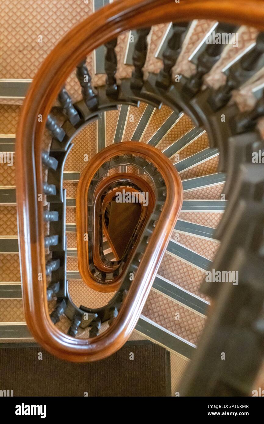Si affaccia su una scala a chiocciola. Foto Stock