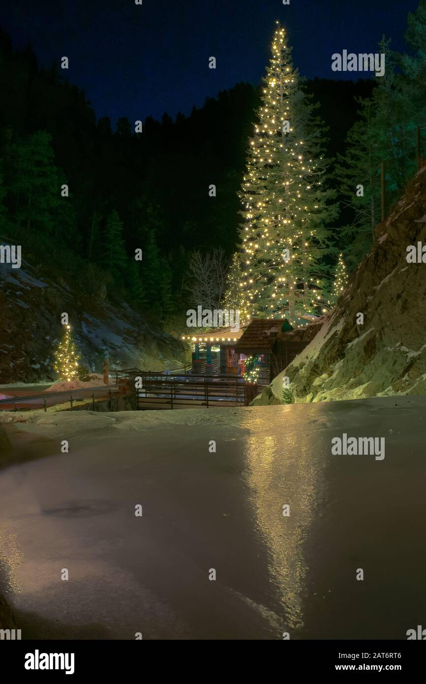 Seven Falls a Colorado Springs, Colorado, è un'attrazione popolare durante la stagione natalizia, conosciuta per il suo splendido paesaggio e lo spettacolo di luci natalizie. Foto Stock