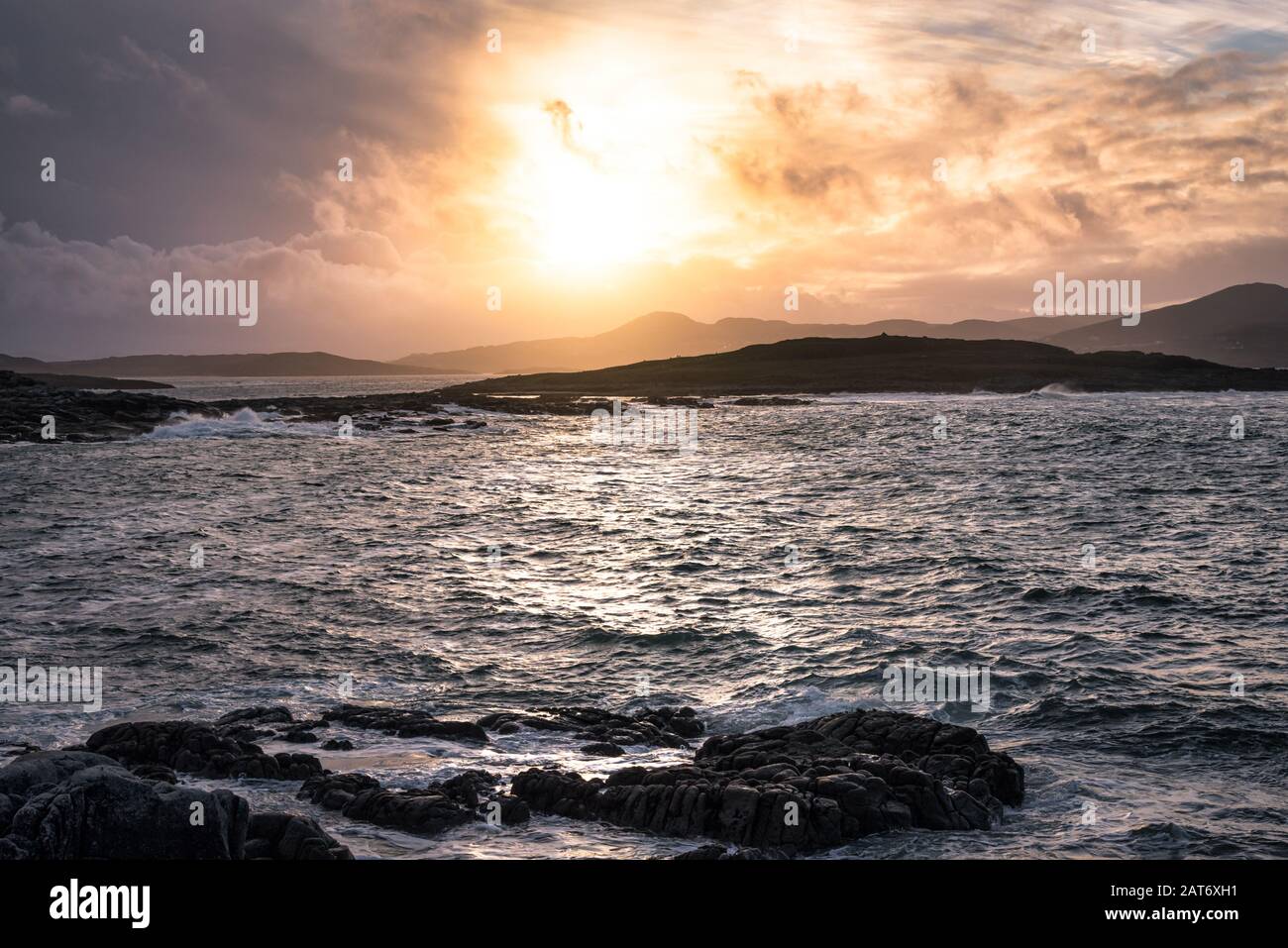 Sole che scende lungo la costa della Contea di Donegal in Irlanda Foto Stock