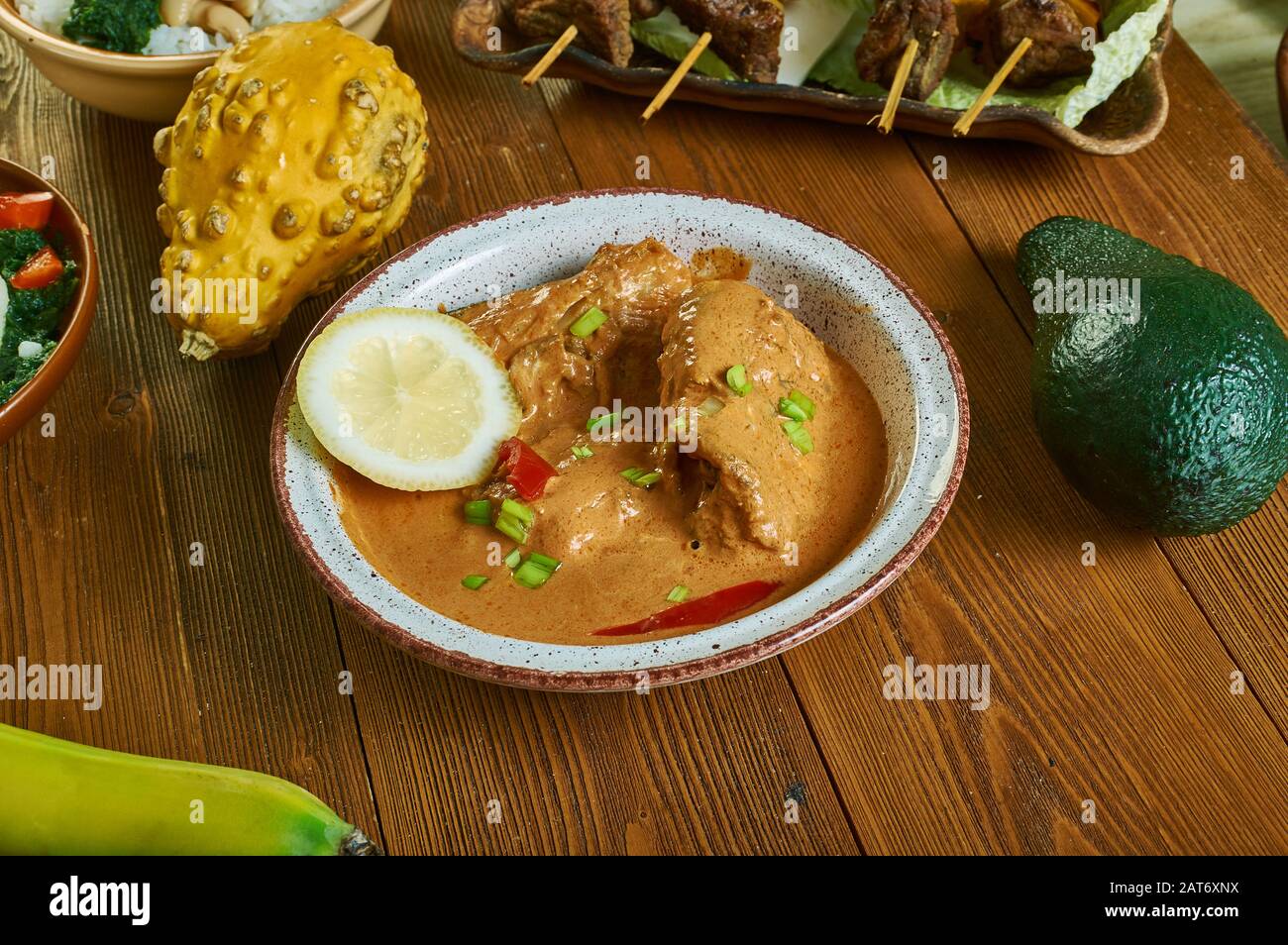 Mchuzi wa samaki, Swahili curried pesce, cucina tanzaniana, piatti tradizionali africani assortiti, vista dall'alto. Foto Stock