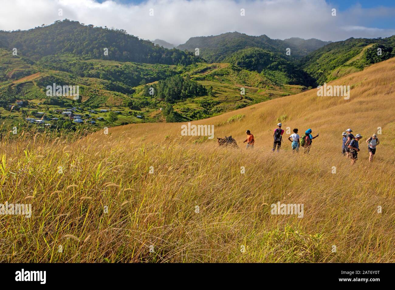 Gruppo escursionistico sopra il villaggio degli altoalnds di Naga Foto Stock