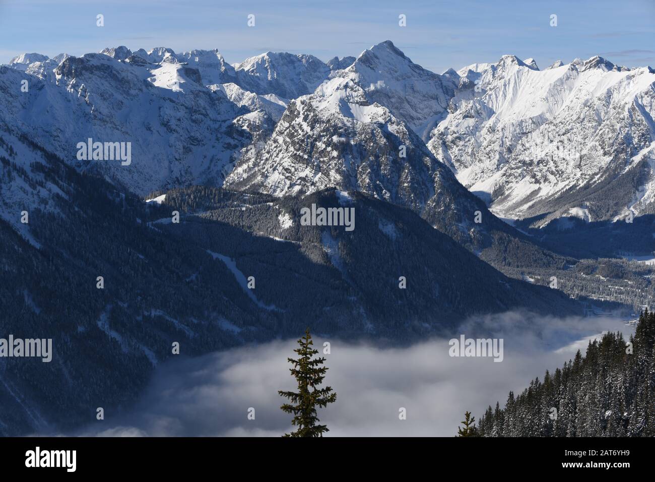 Karwendel - verschneite Berge in Tirol um den Achensee Foto Stock