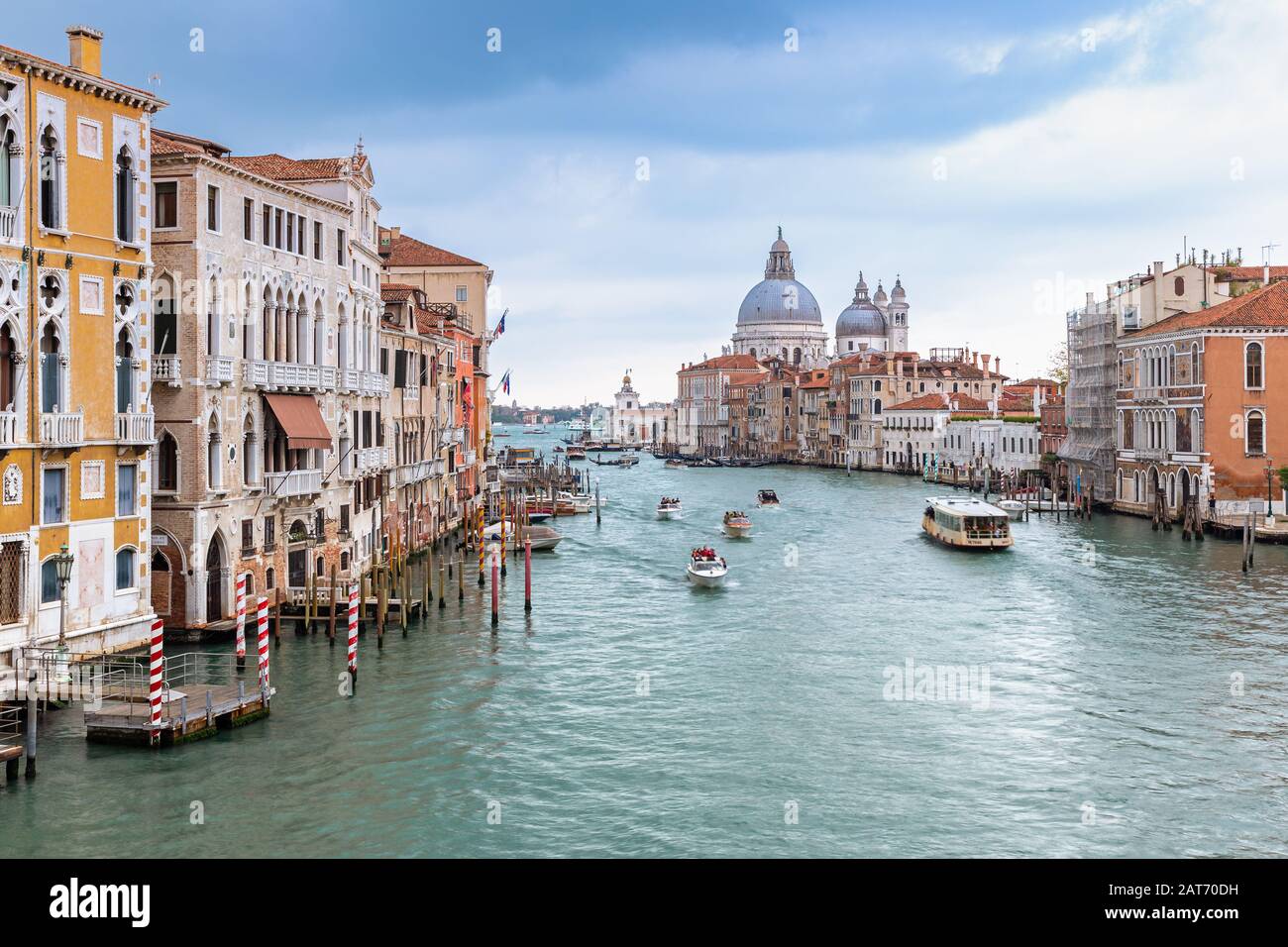 Vista sul Canal Grande a Venezia dal ponte dell'Accademia Foto Stock